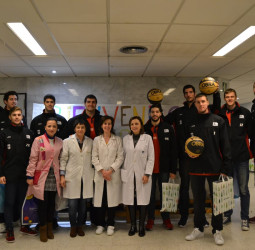 El Rio Natura Monbus Obradoiro reparte juguetes e ilusión en el Hospital Clínico de Santiago