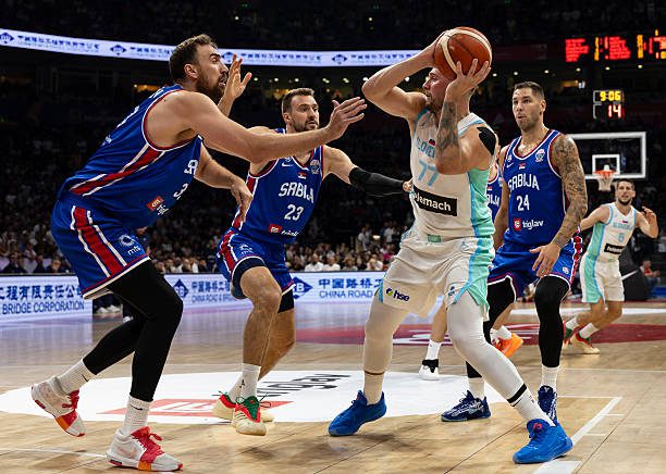 Serbia arrasa a Eslovenia con un gran Nikola Jovic