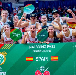 España celebra su pasaporte olímpico con una remontada espectacular (73-72)
