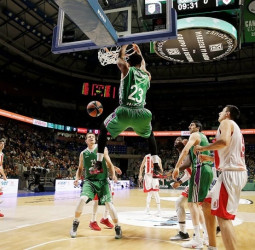 Victoria de Unicaja Málaga con solvencia ante el Estrella Roja (79-65)