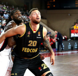 El Armani Milán mantiene negociaciones con Donatas Motiejunas