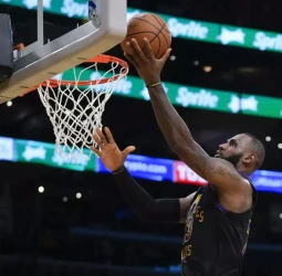Los Lakers ganan a pesar del partidazo de Santi Aldama