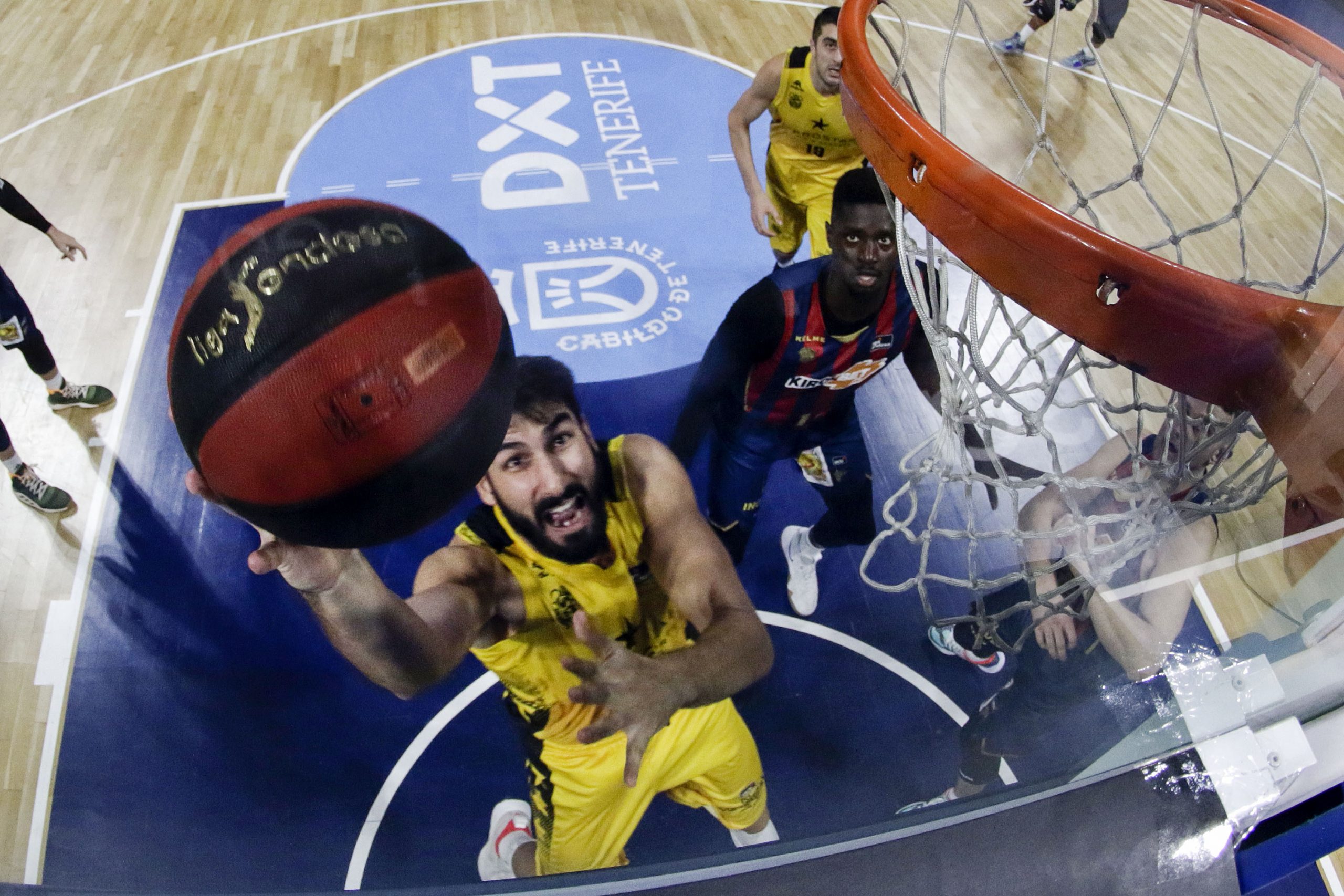 Defensa, energía y acierto para buscar la sorpresa en Vitoria