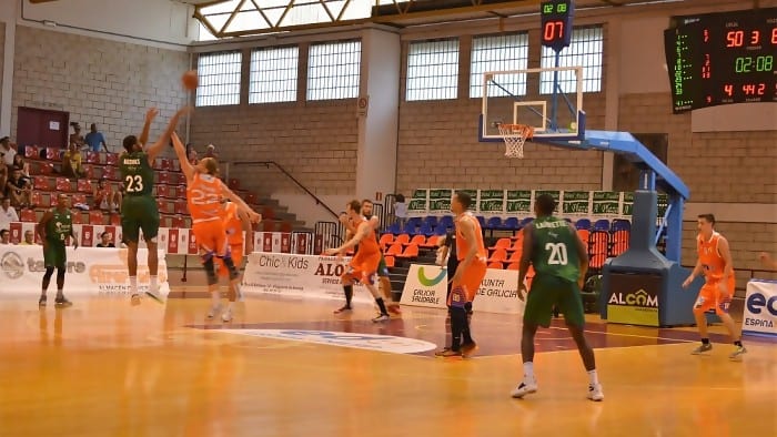 Victoria ante Leyma Coruña en el debut de pretemporada (71-88)