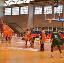 Victoria ante Leyma Coruña en el debut de pretemporada (71-88)