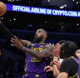 Los Angeles Lakers dominan en casa con un triple-doble de LeBron James, 88-111