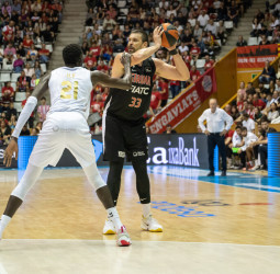 El Bàsquet Girona celebra y disfruta su primer triunfo en Fontajau (100-89)