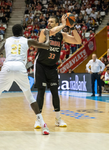 El Bàsquet Girona celebra y disfruta su primer triunfo en Fontajau (100-89)