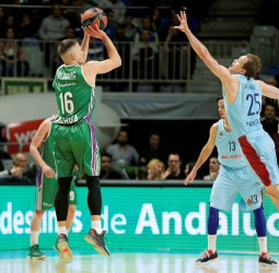 Dani Díez guía la victoria de Unicaja ante el Barcelona (95-91)