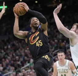 Mitchell lidera el asalto del TD Garden, 94-118 [1-1]
