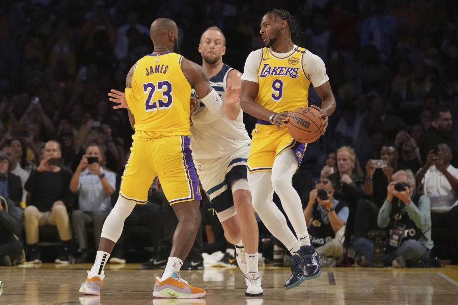 Los Lakers ganan y LeBron cumple el sueño de jugar junto a su hijo, 103-110