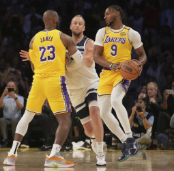 Los Lakers ganan y LeBron cumple el sueño de jugar junto a su hijo, 103-110