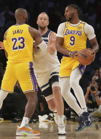 Los Lakers ganan y LeBron cumple el sueño de jugar junto a su hijo, 103-110