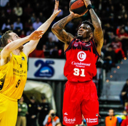 El Casademont Zaragoza pretende la renovación de Dylan Ennis