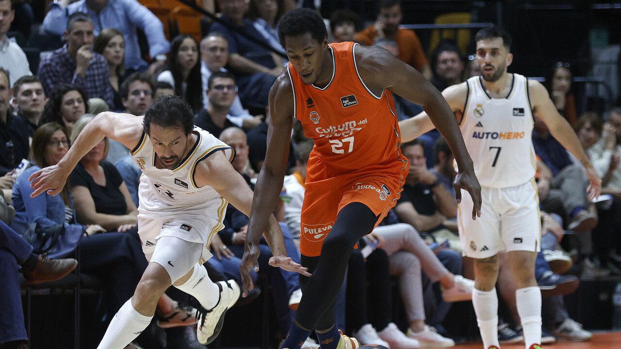 La derrota del Madrid pone al rojo vivo el liderato, 99-93