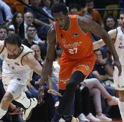 La derrota del Madrid pone al rojo vivo el liderato, 99-93