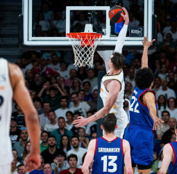 Llull marca la diferencia para empezar, 97-78 [1-0]