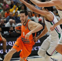 Paseo del Valencia Basket ante un desaparecido Unicaja Málaga (91-53)