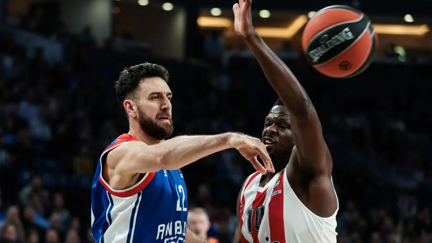 El Anadolu Efes remonta y hunde al Olympiacos (82-71)