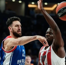 El Anadolu Efes remonta y hunde al Olympiacos (82-71)