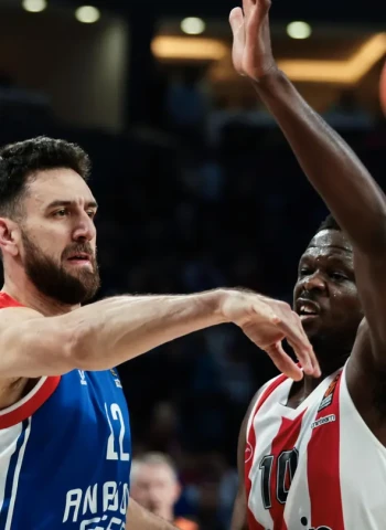 El Anadolu Efes remonta y hunde al Olympiacos (82-71)