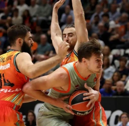 El Baskonia muestra su espíritu para derrotar al Valencia (71-81)