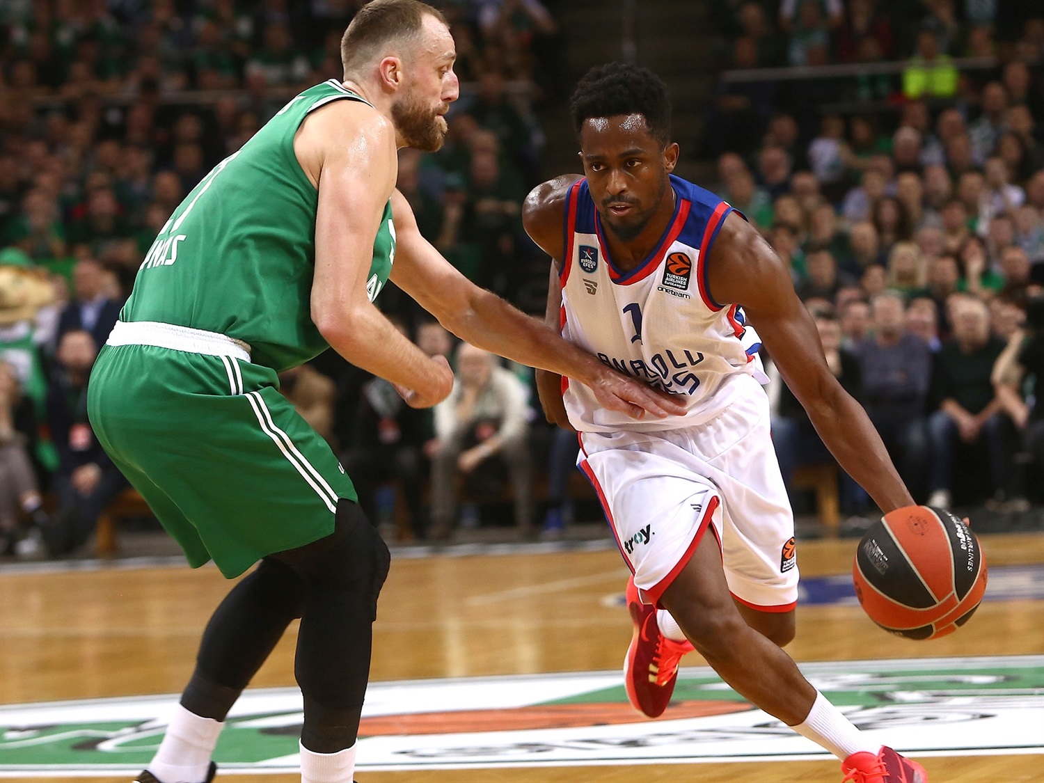El Anadolu Efes tiene que esforzarse al máximo para superar al Zalgiris Kaunas (68-74)