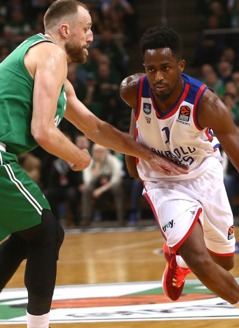 El Anadolu Efes tiene que esforzarse al máximo para superar al Zalgiris Kaunas (68-74)