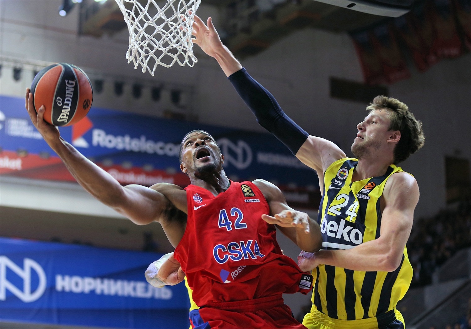 James y Strelnieks marcan la diferencia ante el Fenerbahce (88-70)