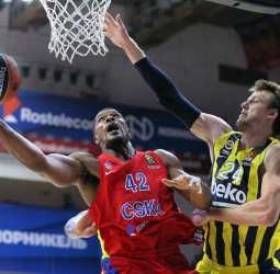 James y Strelnieks marcan la diferencia ante el Fenerbahce (88-70)