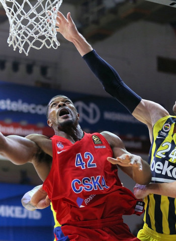 James y Strelnieks marcan la diferencia ante el Fenerbahce (88-70)