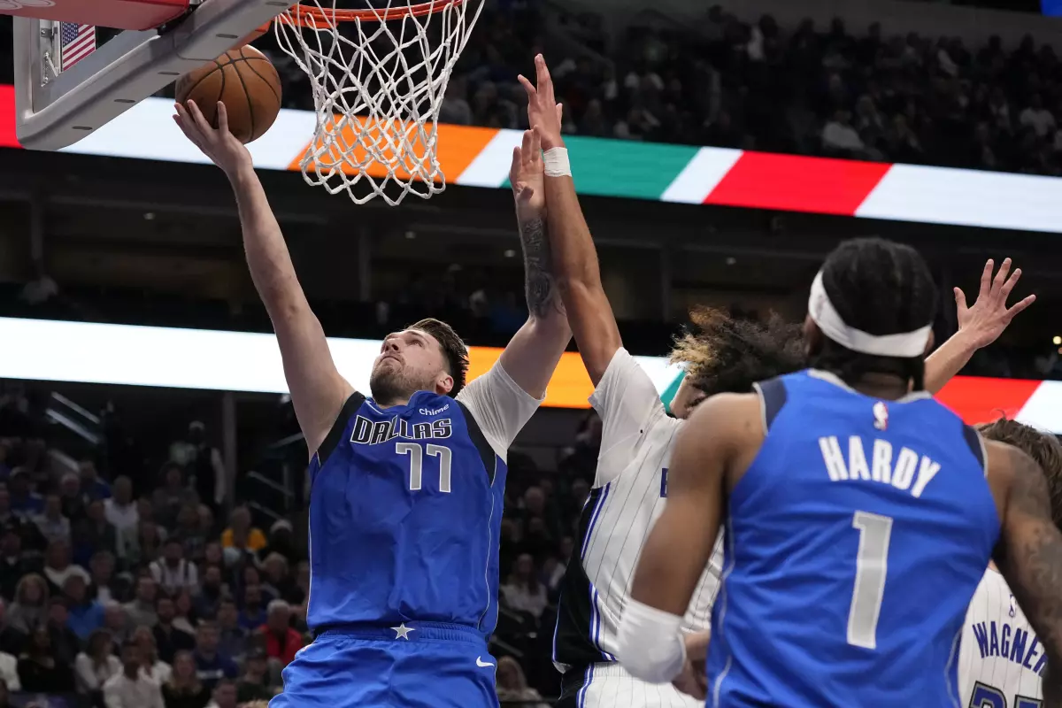 Doncic y Hardaway Jr. tiran del carro de los Mavericks