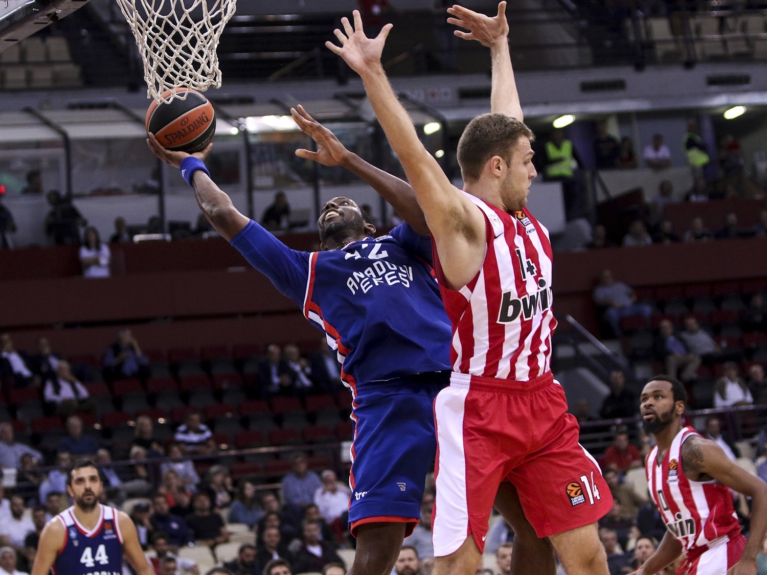 Entre Micic y Larkin destrozan al Olympiacos (67-86)
