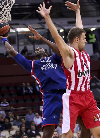 Entre Micic y Larkin destrozan al Olympiacos (67-86)