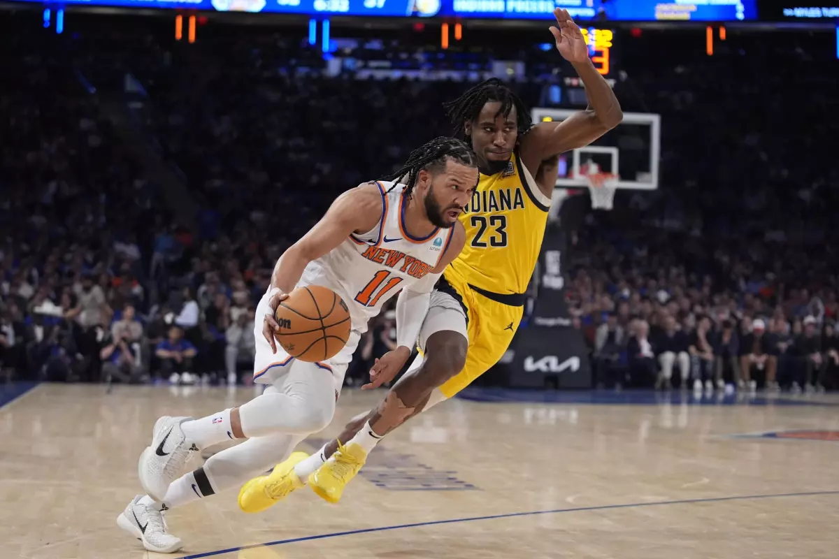 Brunson vuelve a marcar diferencias para empezar, 121-117 [1-0]