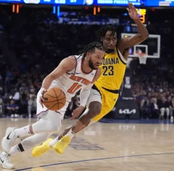 Brunson vuelve a marcar diferencias para empezar, 121-117 [1-0]