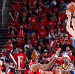 Curry cocina la victoria de los Warriors, 95-85 [0-1]