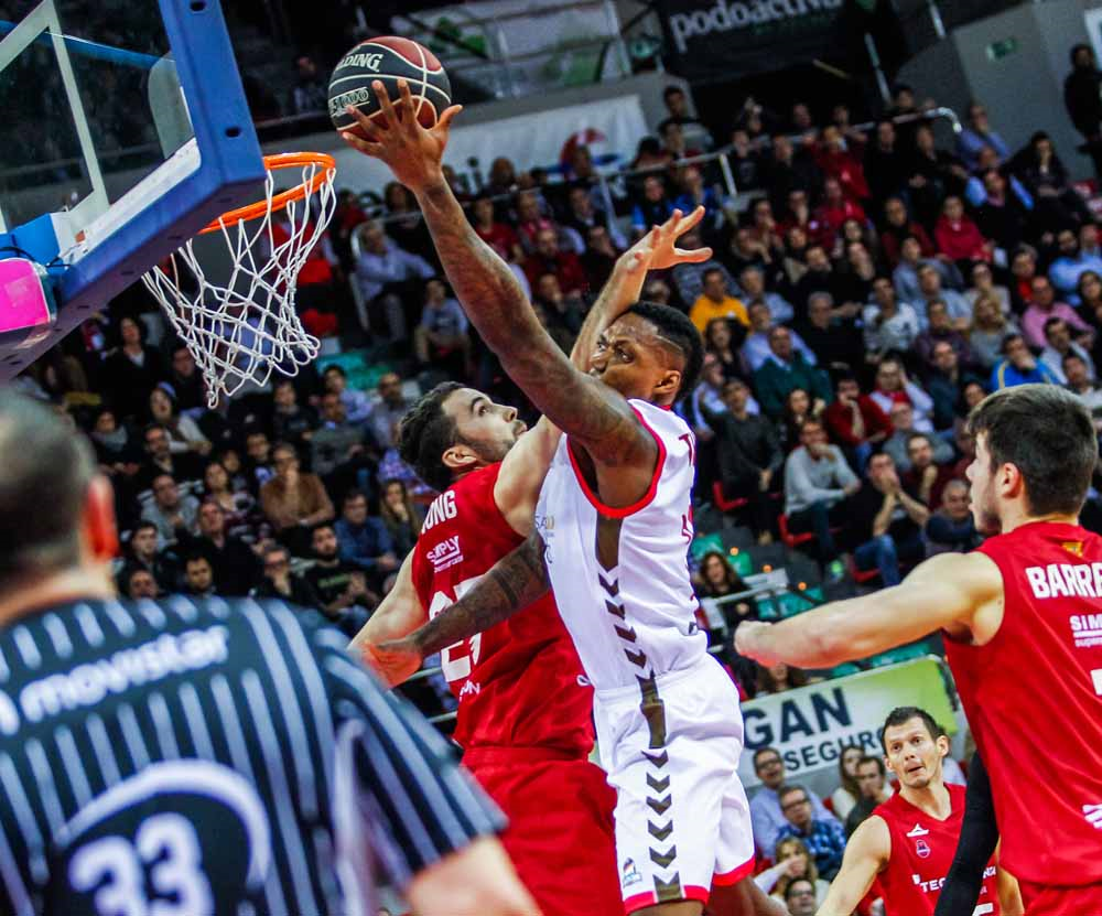 San Pablo Burgos confirma su buena forma en Zaragoza (73-79)