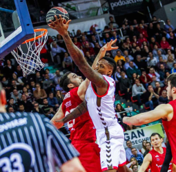 San Pablo Burgos confirma su buena forma en Zaragoza (73-79)
