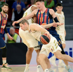 El Real Madrid muestra su fortaleza en el Buesa Arena (55-77)