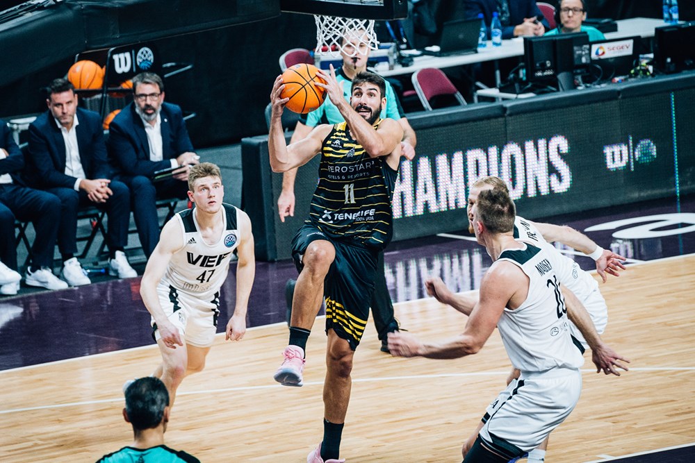 Pulson con el campeón letón para aferrarse al liderato de la BCL