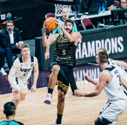 Pulson con el campeón letón para aferrarse al liderato de la BCL