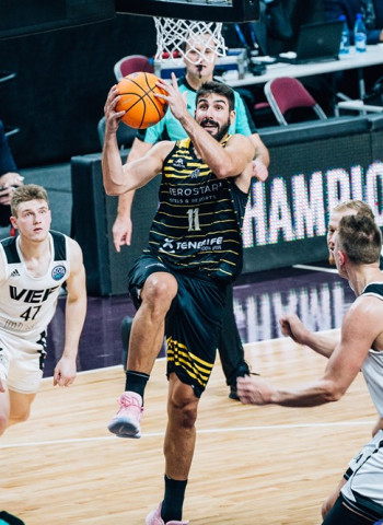 Pulson con el campeón letón para aferrarse al liderato de la BCL