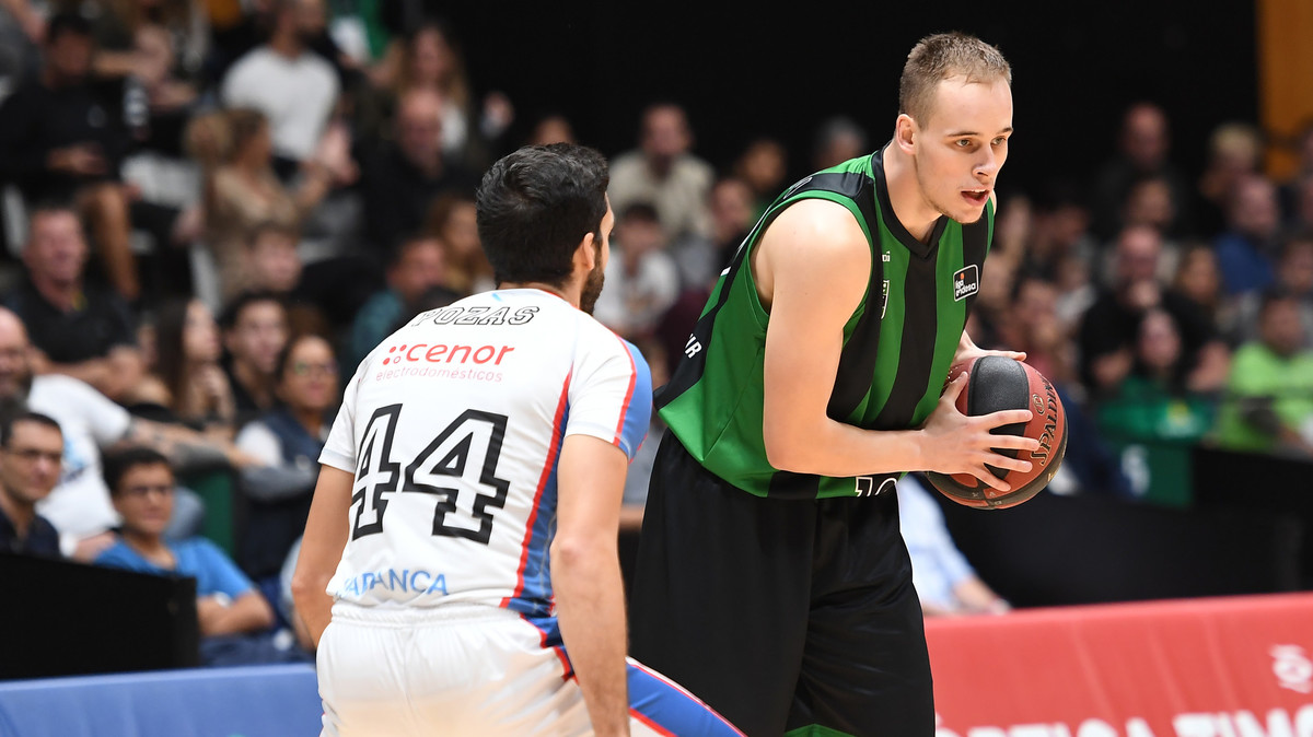 El Joventut sigue en la senda de la victoria para recuperar posiciones, buena victoria ante Obradoiro (101-77)