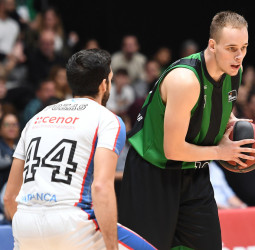 El Joventut sigue en la senda de la victoria para recuperar posiciones, buena victoria ante Obradoiro (101-77)