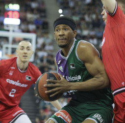 Un firme Unicaja gana con contundencia al Coviran Granada (62-90)