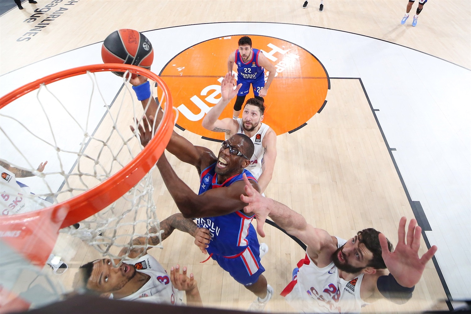 El Anadolu Efes domina al CSKA y logra su sexta victoria consecutiva (100-70)