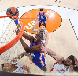 El Anadolu Efes domina al CSKA y logra su sexta victoria consecutiva (100-70)