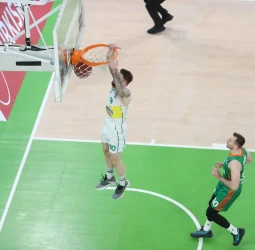 El Bursaspor se mantiene en un sueño (83-85)