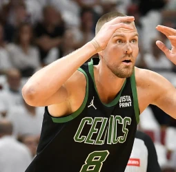 Serias dudas de que Kristaps Porzingis pueda jugar el game 3 de la final NBA